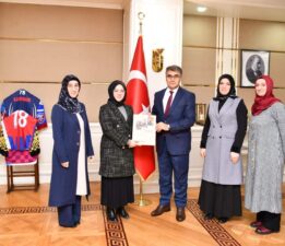 28 Şubat Öğrenci Derneği Vali Gürel’i Makamında Ziyaret etti.