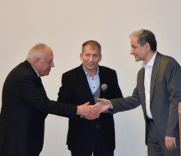 Özel Medikar Hastanesi Kalp ve Damar Cerrahi uzmanlarından Doç. Dr. Caner Arslan akademik kariyerindeki başarıları sonucunda ‘’Profesör’’ unvanı almaya hak kazandı.