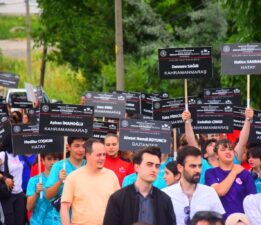 DEPREMDE HAYATINI KAYBEDENLER İÇİN “SAYGI YÜRÜYÜŞÜ” DÜZENLENDİ.