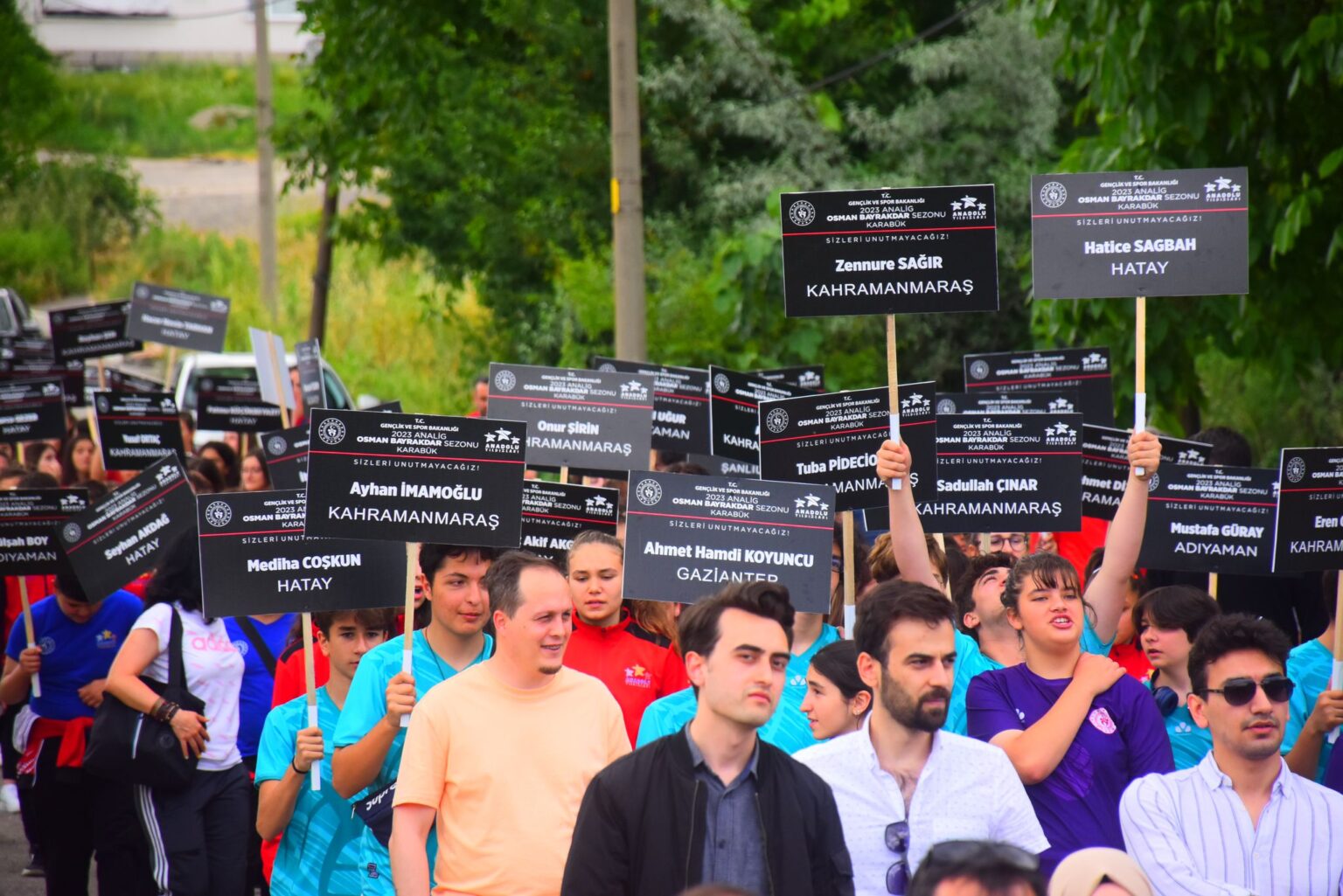 DEPREMDE HAYATINI KAYBEDENLER İÇİN “SAYGI YÜRÜYÜŞÜ” DÜZENLENDİ.