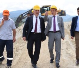 İl Genel Meclis Başkanı Ahmet Sözen ve İl Özel İdaresi Genel Sekreteri Şerafettin Kelleci Cumayanı Taş Ocağında İncelemelerde Bulundu.  Agrega malzemesi ve 0-25 malzeme temin etmek üzere patlama gerçekleştirilen Cumayanı taş ocağında yapılan incelemenin ardından kısa bir açıklamada bulunan Başkan Sözen “Sabit konkasörümüz asfalt öncesi alt yapı çalışmalarında kullanılmak üzere malzeme üretime devam ediyor. Haziran ayı içerisinde toplamda 14500 ton malzeme üretimi gerçekleştirildi. Çalışmalarımızda kendi kaynağımızı kullanıyor olmamızın avantajı olarak köylerimize daha fazla hizmet götürme imkânı buluyoruz. Bölgemizin en yüksek kapasiteli asfalt plenti ve plentimizi üretilen malzeme ile besleyen sabit konkasörümüz ile köy yollarımızı daha güvenli ve konforlu bir hale getireceğiz.Mesai mefhumu gözetmeksizin yoğun ve özveriyle çalışan personellerimize kolaylıklar diliyorum.”diye konuştu.