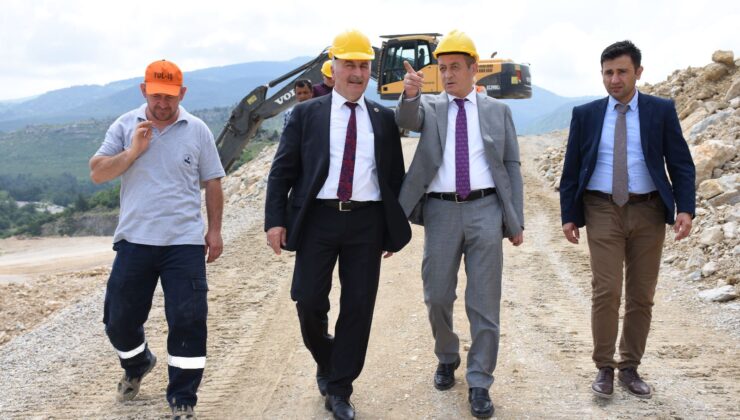 İl Genel Meclis Başkanı Ahmet Sözen ve İl Özel İdaresi Genel Sekreteri Şerafettin Kelleci Cumayanı Taş Ocağında İncelemelerde Bulundu.  Agrega malzemesi ve 0-25 malzeme temin etmek üzere patlama gerçekleştirilen Cumayanı taş ocağında yapılan incelemenin ardından kısa bir açıklamada bulunan Başkan Sözen “Sabit konkasörümüz asfalt öncesi alt yapı çalışmalarında kullanılmak üzere malzeme üretime devam ediyor. Haziran ayı içerisinde toplamda 14500 ton malzeme üretimi gerçekleştirildi. Çalışmalarımızda kendi kaynağımızı kullanıyor olmamızın avantajı olarak köylerimize daha fazla hizmet götürme imkânı buluyoruz. Bölgemizin en yüksek kapasiteli asfalt plenti ve plentimizi üretilen malzeme ile besleyen sabit konkasörümüz ile köy yollarımızı daha güvenli ve konforlu bir hale getireceğiz.Mesai mefhumu gözetmeksizin yoğun ve özveriyle çalışan personellerimize kolaylıklar diliyorum.”diye konuştu.