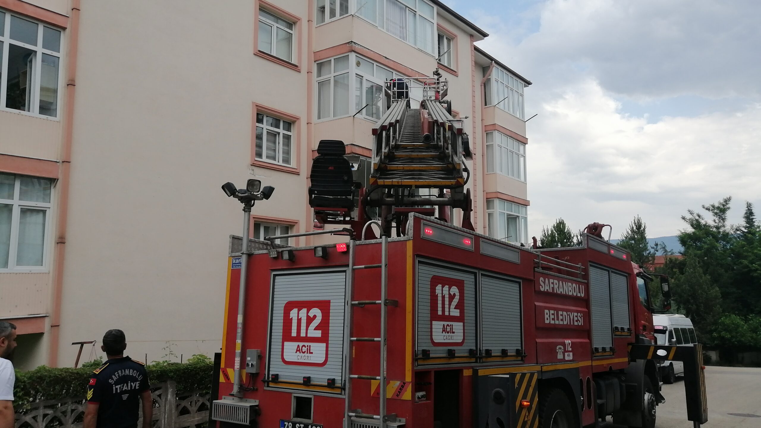 Safranbolu’da Evinde Düşen Kadını İtfaiye Ekipleri Kurtardı.