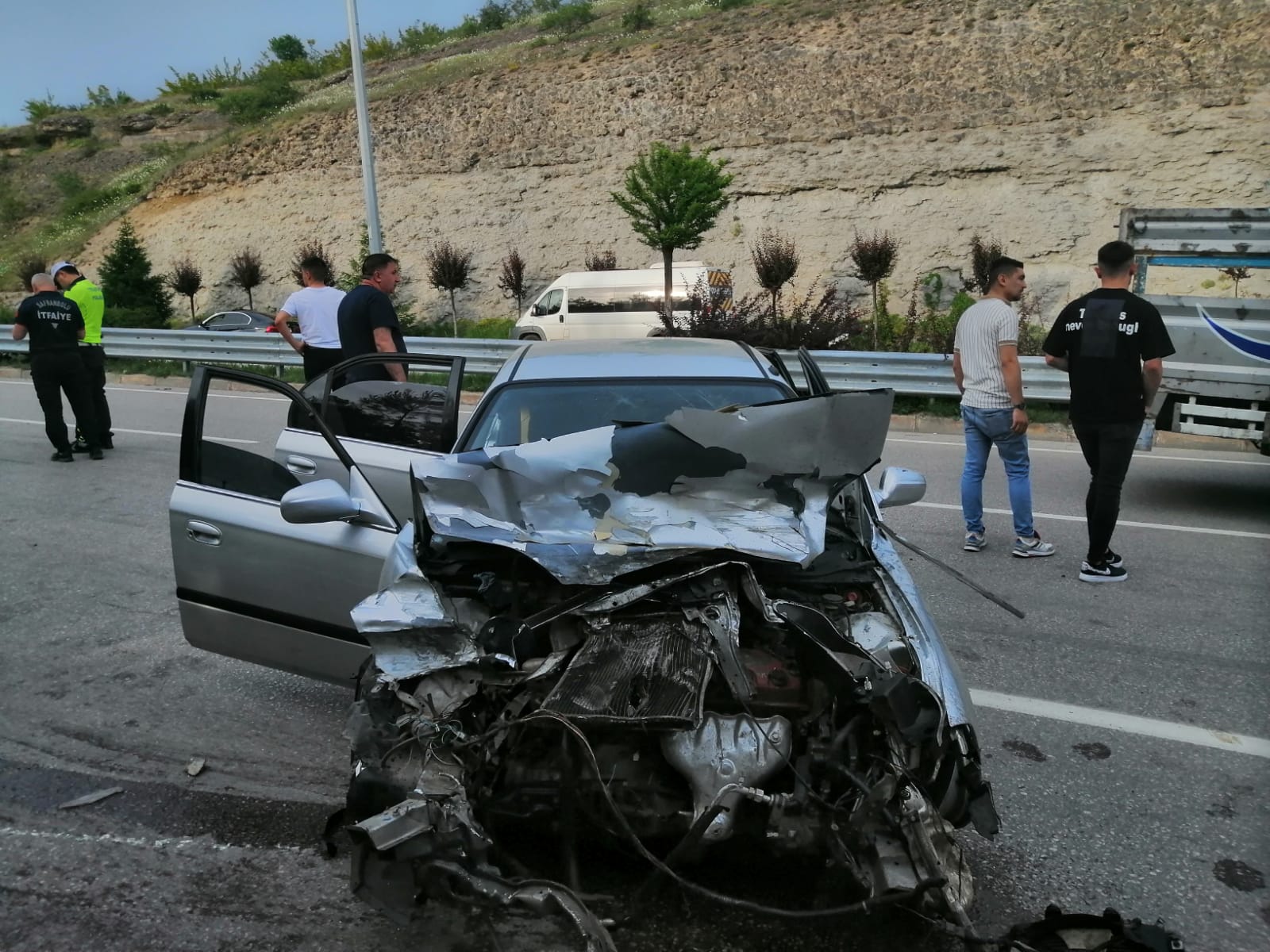 SAFRANBOLU-KARABÜK KİREÇ KUYUSUNDA YİNE TRAFİK KAZASI; 3 YARALI