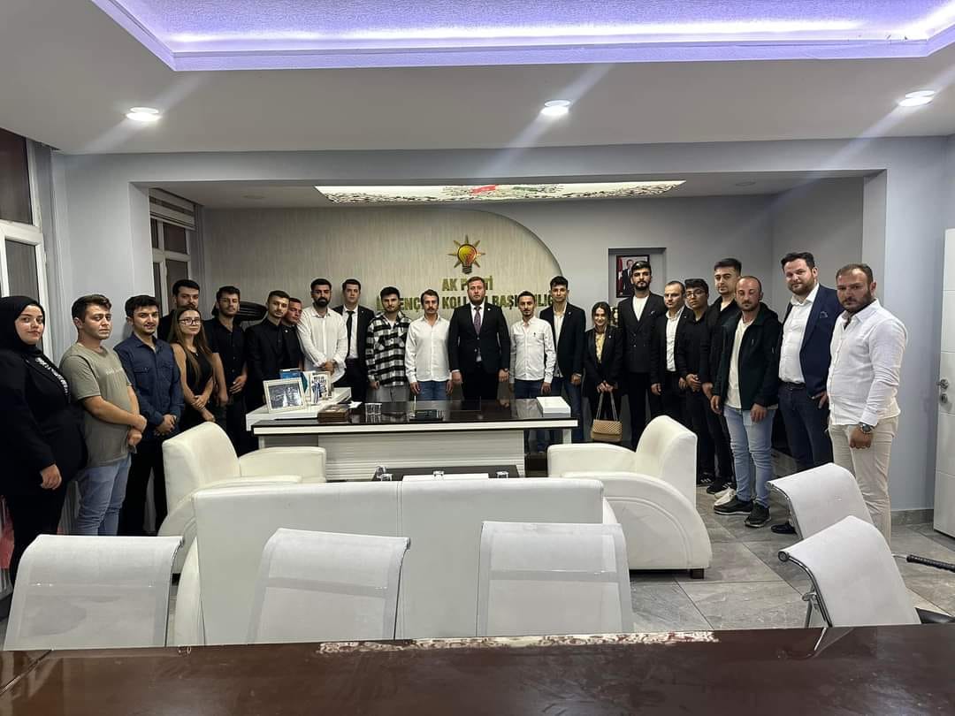 CHP GENÇLİK KOLLARI BAŞKANI, ARKADAŞLARI İLE AK PARTİ GENÇLİK KOLLARINA GEÇTİLER