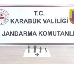 Tarihi eserleri satmak isterken yakalandılar.