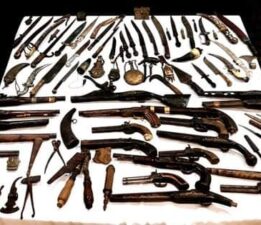 KARABÜK’ün Safranbolu ilçesinde gerçekleştirilen tarihi eser kaçakçılığı operasyonunda 123 obje ele geçirildi, 1 kişi gözaltına alındı.