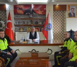 Karabük’te Yaşlı Teyzeye Yardım Eden Trafik Polislerine Takdir Belgesi..