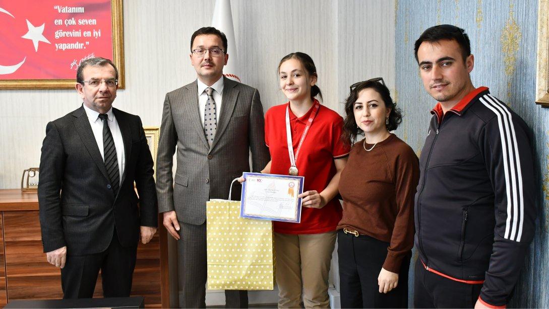 Safranbolu İlçe Milli Eğitim Müdürü Kick Boks Türkiye Şampiyonu Öğrencimiz İkbal Su TABAK’ı Ağırladı