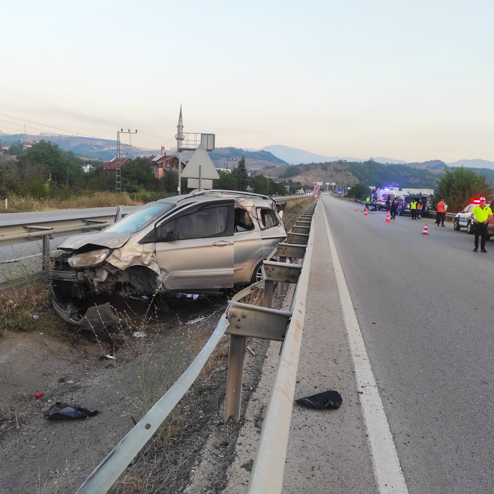 Karabük Hamzalar Köyü Yakınında Meydana Gelen Kazada  1 Kişi Hayatını Kaybetti, 2 Kişi Yaralandı..