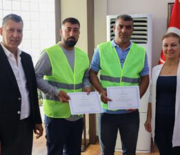 Safranbolu Belediye Başkanı Mimar Elif Köse, Temizlik İşçisi Kudret Bozkurt’a Teşekkür Belgesi Verdi