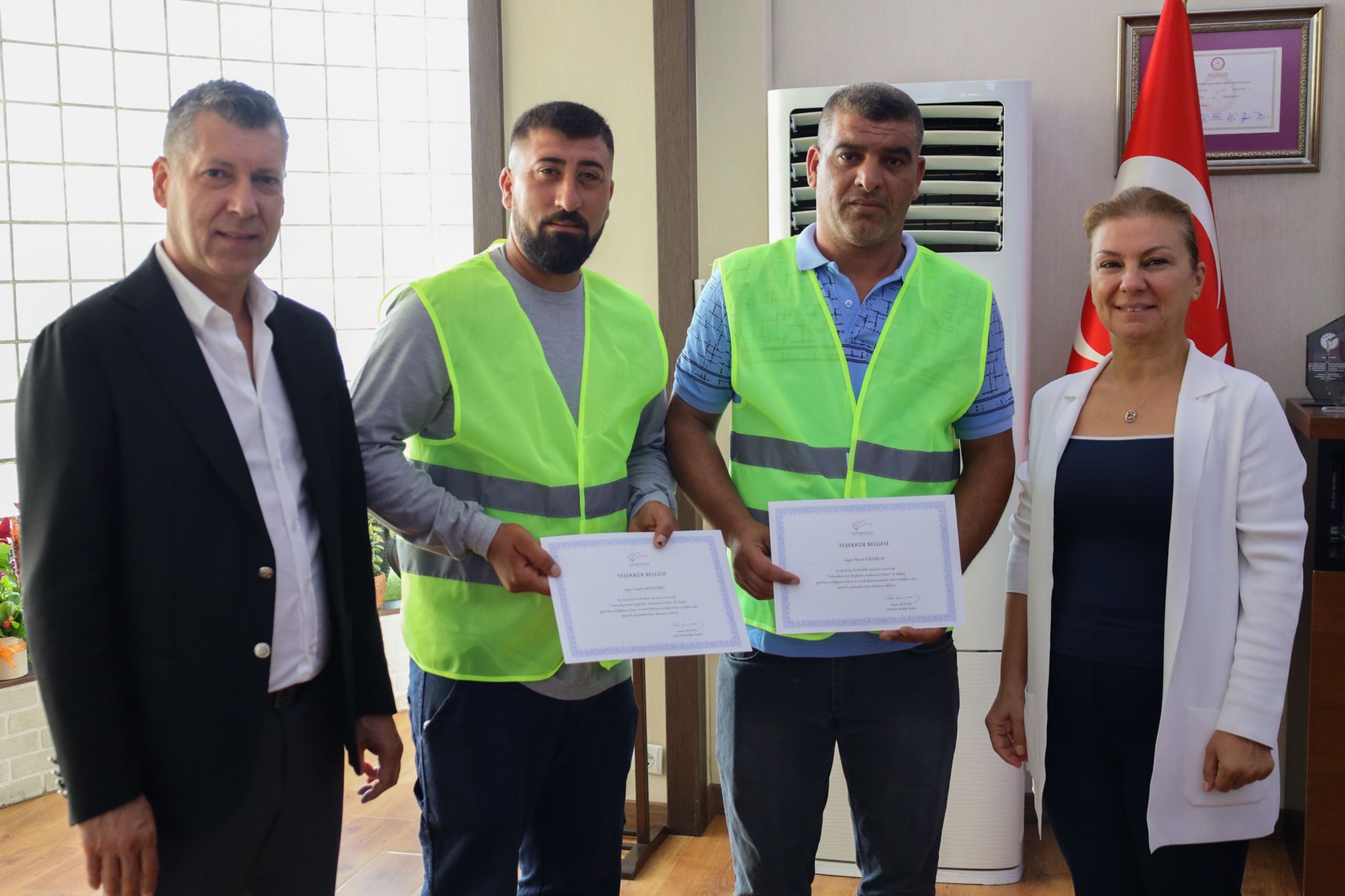 Safranbolu Belediye Başkanı Mimar Elif Köse, Temizlik İşçisi Kudret Bozkurt’a Teşekkür Belgesi Verdi