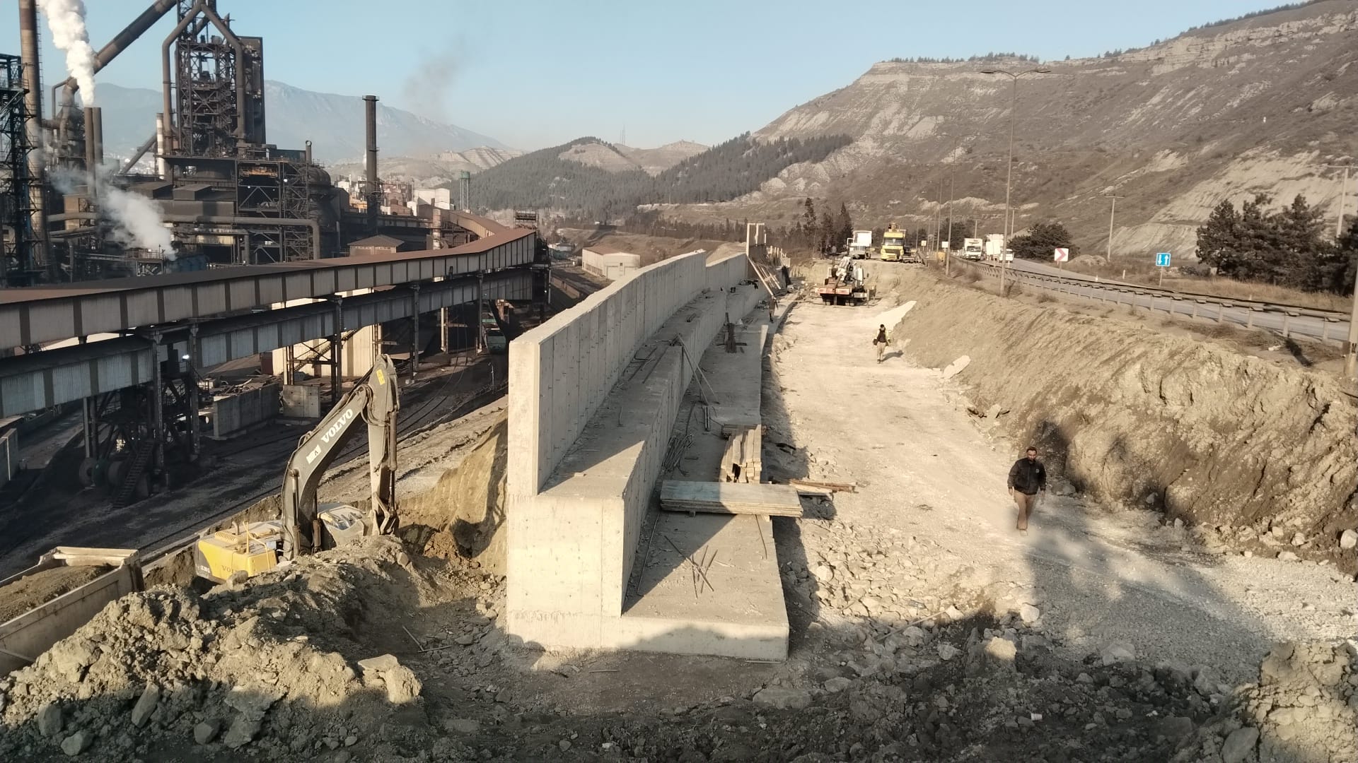 ÇÖKEN YOLDA ÇALIŞMALAR DEVAM EDİYOR.