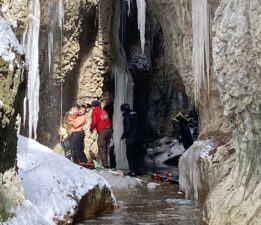 Safranbolu’da Buzlu Yolda Kayan Sağlıkçılar Kanyondan Uçtu.