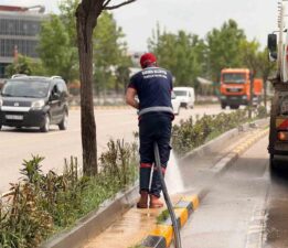 Karabük Belediyesi, şehir genelinde temizliği kesintisiz sürdürüyor