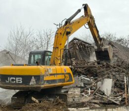 KARABÜK BELEDİYESİ METRUK BİNA YIKIMINA DEVAM EDİYOR