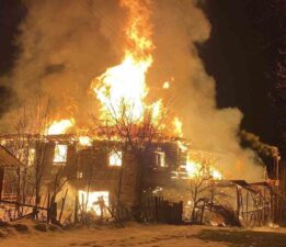 Eflani’de iki katlı ahşap ev küle döndü