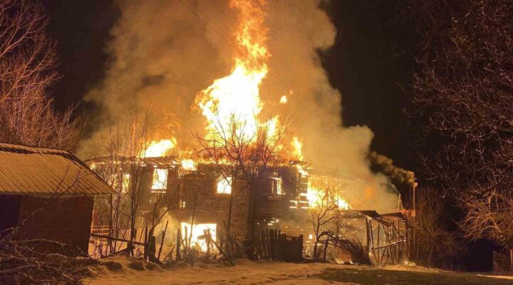 Eflani’de iki katlı ahşap ev küle döndü