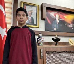 Karabük’te Kar altında İstiklal Marşı’na eşlik eden Türkmen öğrenci ödüllendirildi