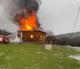 Eflani Ovaşeyhler Köyünde 450 yıllık ahşap cami alevlere teslim oldu