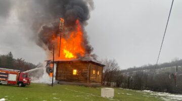 Eflani Ovaşeyhler Köyünde 450 yıllık ahşap cami alevlere teslim oldu