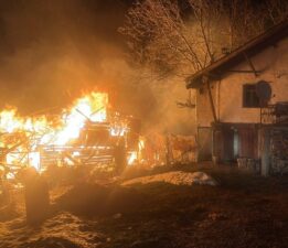 Safranbolu’da 2 katlı ahşap evde çıkan yangında 1 kişi yaralandı