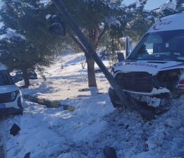 Karabük Bulak Kavşağında Ambulans ile Otomobil Çarpıştı; 2 Yaralı