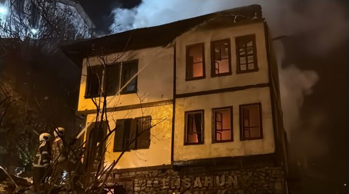 Safranbolu Eski Çarşıda 200 yılık tarihi konak alevlere teslim oldu