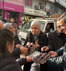 BAŞKAN ÇETİNKAYA VATANDAŞLARI YEREL ESNAFTAN  ALIŞ VERİŞ YAPMAYA DAVET ETTİ; “HEM ESNAFIMIZ KAZANSIN HEM KARABÜKÜMÜZ”