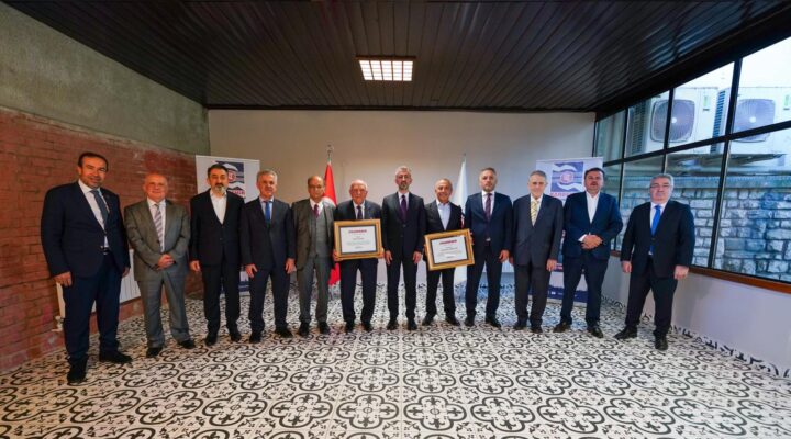 KARDEMİR’DE ONURSAL BAŞKANLIK ÜNVANLARI TAKDİM EDİLDİ